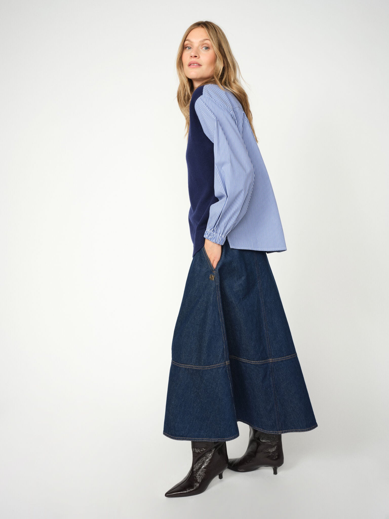 Modelshot / Dark Blue Denim / Detail